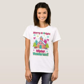 "隠れ家のようなコテージのクリスマスシーン" Tシャツ (正面フル)