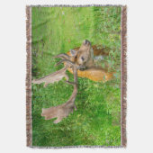 隠れ家 – 小さな鹿 – 野生動物の写真 スローブランケット (正面縦)
