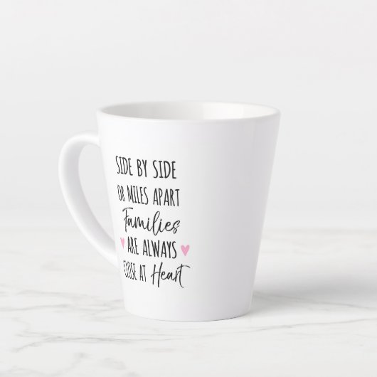 隣り合う、またはマイル離れたファミリが近いハート カフェラテマグ (左アングル)