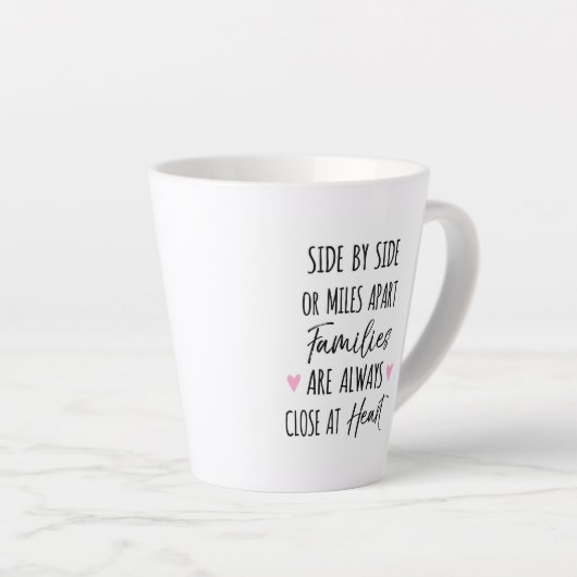 隣り合う、またはマイル離れたファミリが近いハート カフェラテマグ (右アングル)