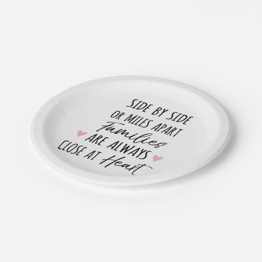 隣り合う、またはマイル離れたファミリが近いハート ペーパープレート (アングル)