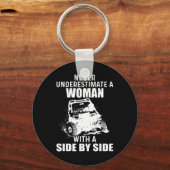 隣り合った女性を決して過小評価しない キーホルダー (正面)