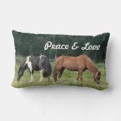 隣り合わせのブラウンおよび黒い馬 ランバークッション (裏面)