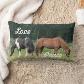 隣り合わせのブラウンおよび黒い馬 ランバークッション (ブランケット)