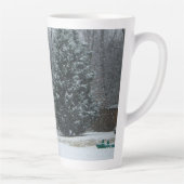 隣人の雪だるま冬の雪景色 カフェラテマグ (右)