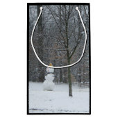 隣人の雪だるま冬の雪景色 スモールペーパーバッグ (裏面)