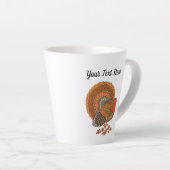 雄の七面鳥の尾が秋の色の羽を広げる カフェラテマグ (右アングル)