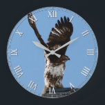 雄大なアカタカの猛禽類 ラージ壁時計<br><div class="desc">この時計は、飛び立つ準備をしている屋根の頂上に羽を持ち上げた赤い尾を持つタカの素晴らしい野生動物の写真を撮ったものです。鳥やレ素晴らしプター愛好家にとって</div>