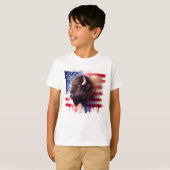 雄大なアメリカバイソンと愛国的なフラッグアート Tシャツ (正面フル)