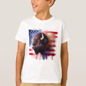 雄大なアメリカバイソンと愛国的なフラッグアート Tシャツ (正面)