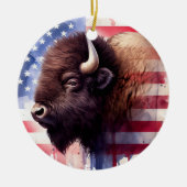 雄大なアメリカバイソンと愛国的な旗のアートワーク セラミックオーナメント (正面)