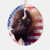 雄大なアメリカバイソンと愛国的な旗のアートワーク セラミックオーナメント (左)