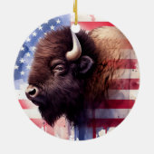 雄大なアメリカバイソンと愛国的な旗のアートワーク セラミックオーナメント (裏面)