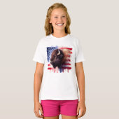 雄大なアメリカバイソンと愛国的な旗のアートワーク Tシャツ (正面フル)