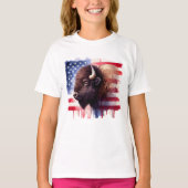 雄大なアメリカバイソンと愛国的な旗のアートワーク Tシャツ (正面)