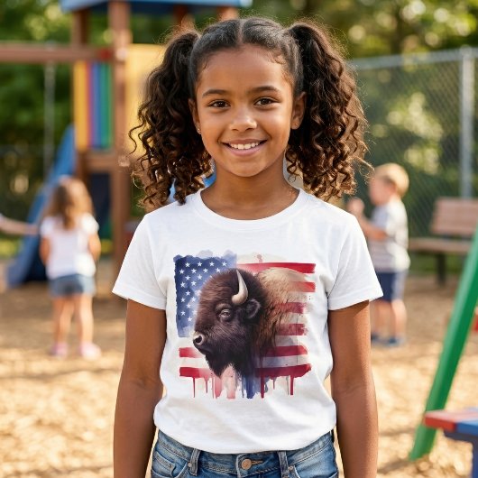 雄大なアメリカバイソンと愛国的な旗のアートワーク Tシャツ