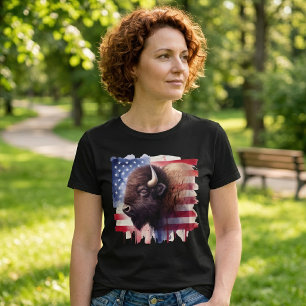 雄大なアメリカバイソンと愛国的な旗のアートワーク Tシャツ