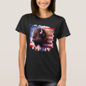 雄大なアメリカバイソンと愛国的な旗のアートワーク Tシャツ (正面)
