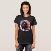 雄大なアメリカバイソンと愛国的な旗のアートワーク Tシャツ (正面フル)