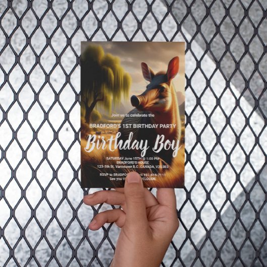 雄大なアルマジロが静かな野原に佇む ポストカード