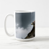雄大なタカの飛翔と嵐の雲 コーヒーマグカップ (左)