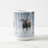 雄大なヘラジカが寒帯の雪の中を歩く コーヒーマグカップ (中央)