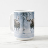 雄大なヘラジカが寒帯の雪の中を歩く コーヒーマグカップ (正面左)