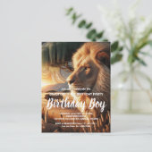 雄大なライオンが歩く 誕生日パーティーの招待状 ポストカード (スタンド正面)