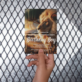 雄大なライオンが歩く 誕生日招待状 ポストカード