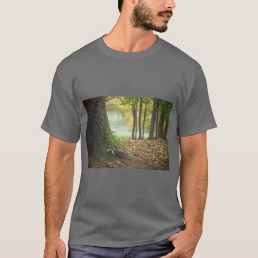 雄大な木のシルエットTシャツ Tシャツ (正面)