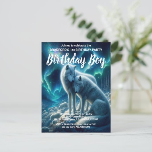 雄大な白いオオカミが誕生日招待状に横たわる ポストカード (スタンド正面)
