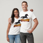 雄大な駆ける馬の自由の引用タイポグラフィ Tシャツ (ユニセックス)