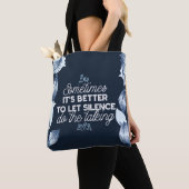 雄弁な沈黙は穏やかな装飾の芸術を引用 トートバッグ (クローズアップ)