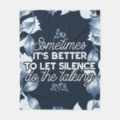 雄弁な沈黙は穏やかな装飾の芸術を引用 フリースブランケット (正面)