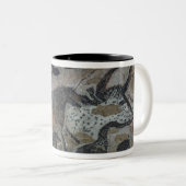 雄牛および馬、c.17000の絵画を紀元前に揺すって下さい(カリフォルニア ツートーンマグカップ (正面右)