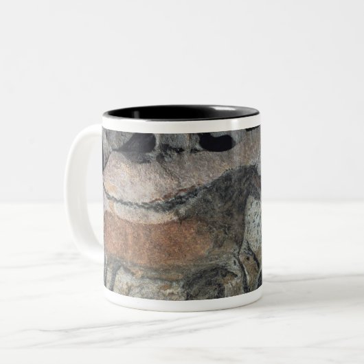 雄牛および馬、c.17000の絵画を紀元前に揺すって下さい(カリフォルニア ツートーンマグカップ (正面左)