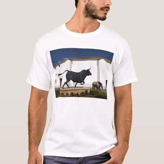 雄牛とスペイン馬の像 Tシャツ (正面)