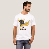 雄牛のアイコンとゴールドでEid mubarakの挨拶デザイン Tシャツ (正面フル)
