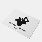 雄鹿および雌ジカは名前および日付のシルエットを描きましたり、加えます ドアマット (アングル)