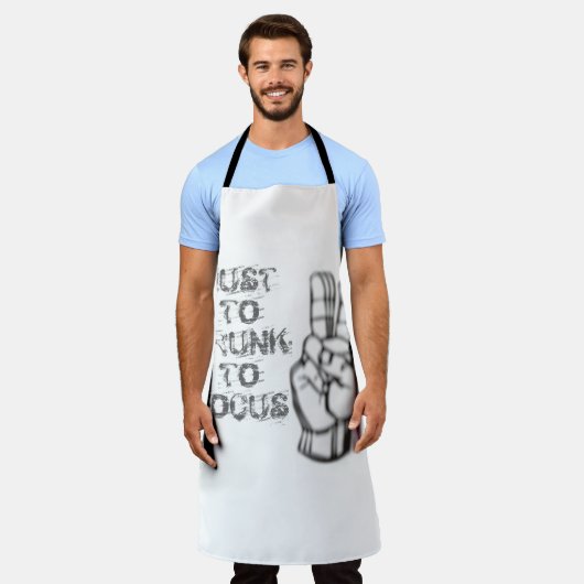 集中し飲すぎだ、おもしろい引用文 エプロン (着用した状態)