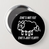 雌ヒツジのないFATの雌ヒツジの公正で柔らかいTシャツ 缶バッジ (正面&裏面)