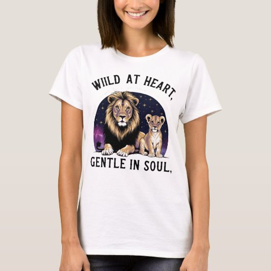 「雌ライオンと子ネコ – Wild Motherhood Art」 Tシャツ (正面)