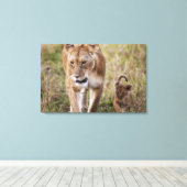 雌ライオンと子連れ キャンバスプリント (インサイチュ (ウッドフロア))