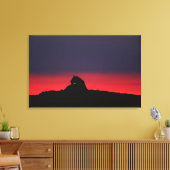 雌ライオン（パンテラレオ）は夕暮れ時に座ってマサイ キャンバスプリント (インサイチュ (リビング))