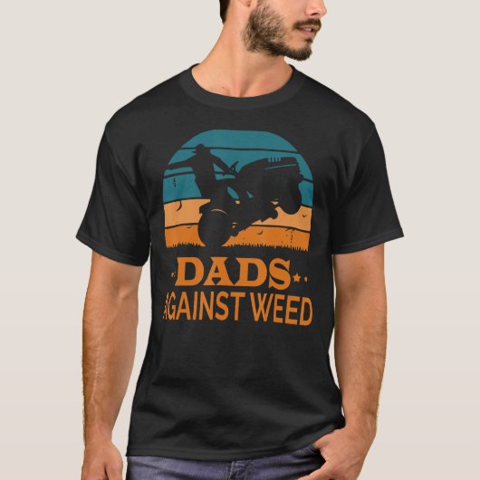雑草に反対するお父さん 雑草抜き 庭いじり 芝刈り 面白い Tシャツ (正面)