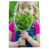 雑草のある小さな女の子で誕生日 ミディアムペーパーバッグ (正面)