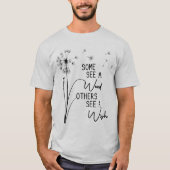 雑草を見る人もいれば願いタンポポを見るおもしろい人もいる Tシャツ (正面)