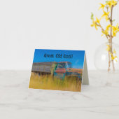 雑草クールのおもしろい誕生日に古いダンプトラック カード (黄色い花)