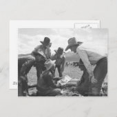 雑誌を見ているカウボーイ ポストカード (正面/裏面)