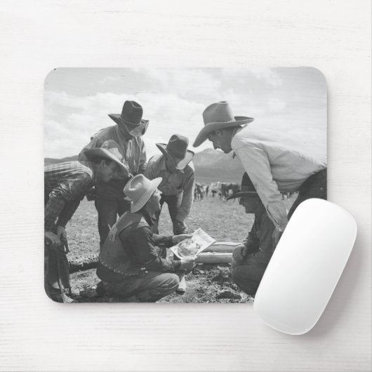 雑誌を見ているカウボーイ マウスパッド (マウス)